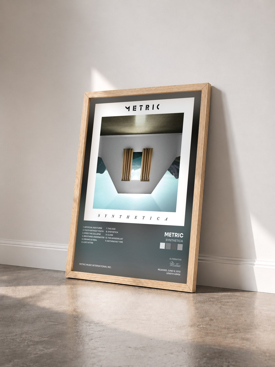#bois Tableau de l'album Synthetica de Metric vu de trois quarts, cadre en bois brut