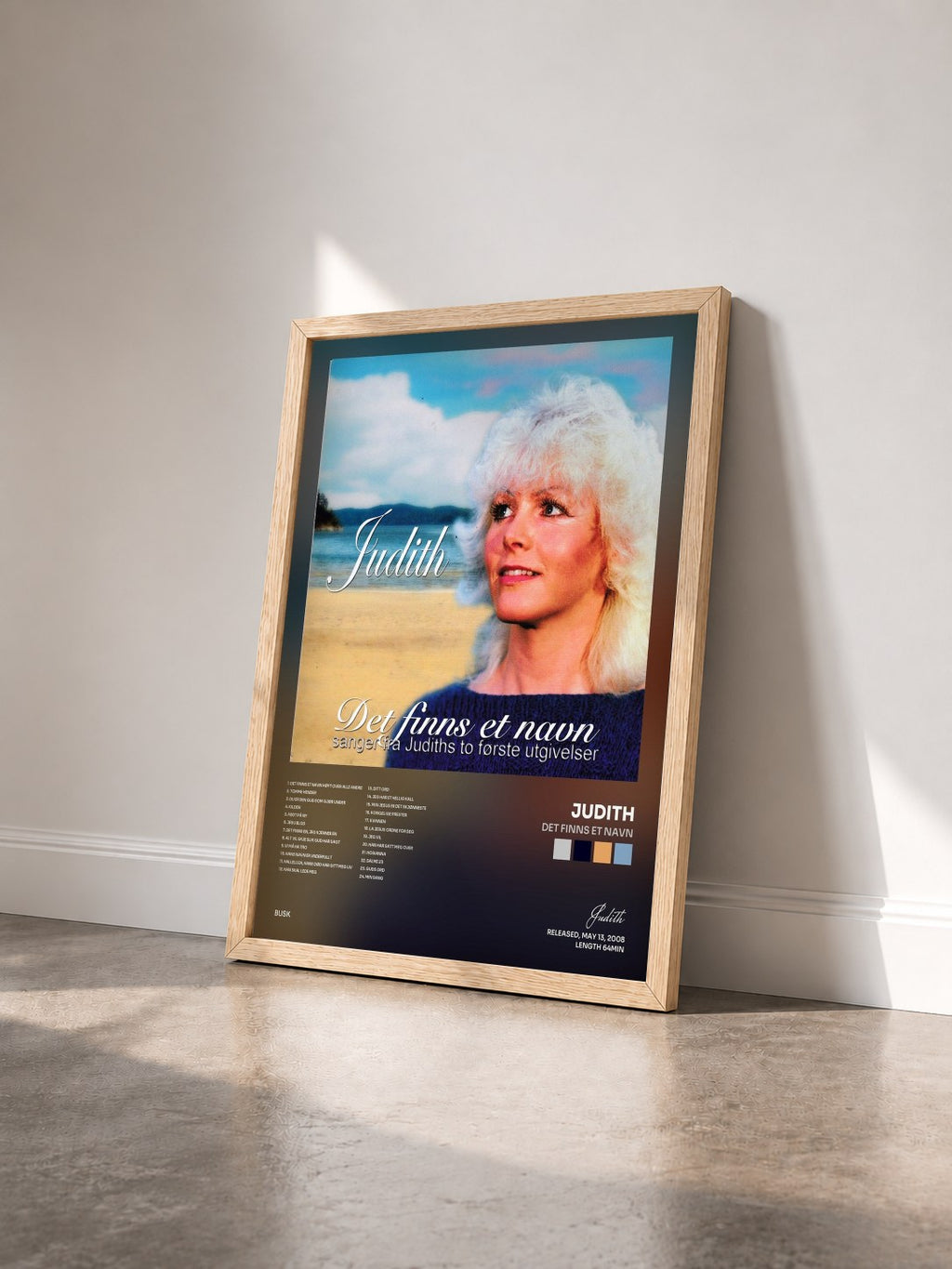 #bois Tableau de l'album Det finns et navn de Judith vu de trois quarts, cadre en bois brut
