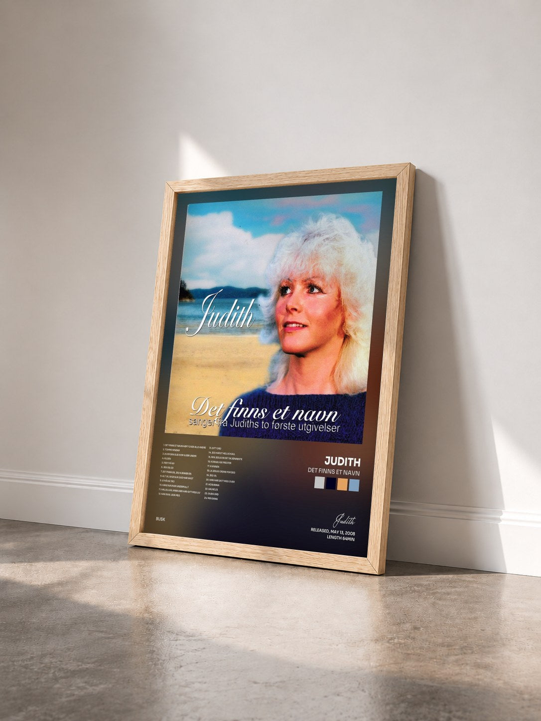 #bois Tableau de l'album Det finns et navn de Judith vu de trois quarts, cadre en bois brut