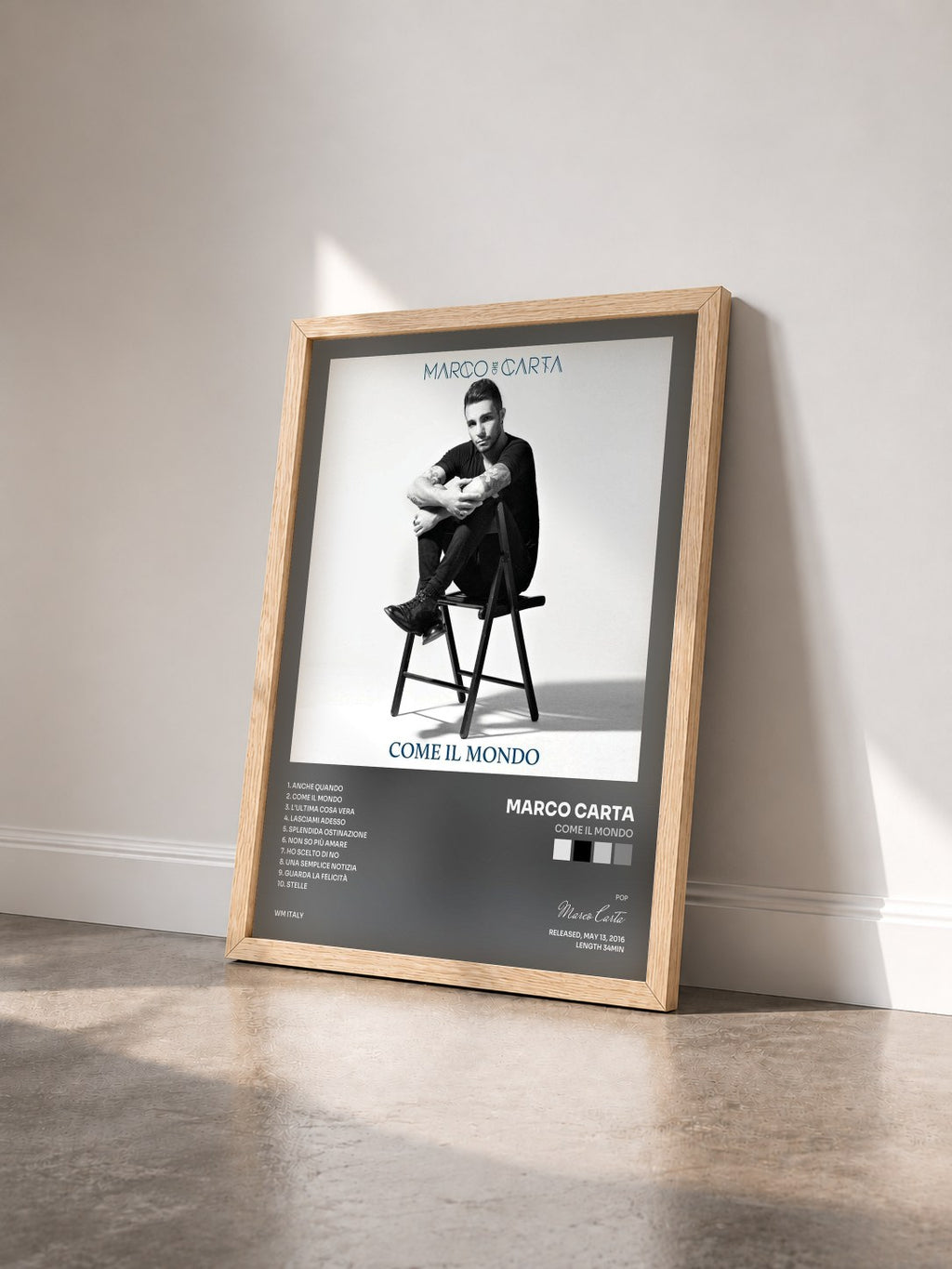 #bois Tableau de l'album Come il mondo de Marco Carta vu de trois quarts, cadre en bois brut