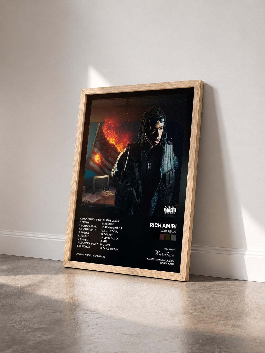 #bois Tableau de l'album War Ready de Rich Amiri vu de trois quarts, cadre en bois brut