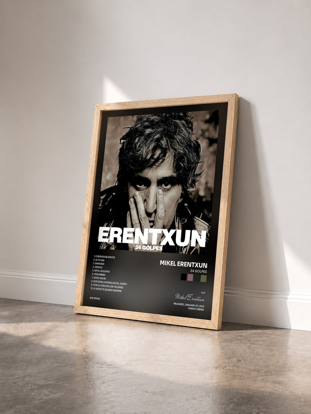 #bois Tableau de l'album 24 Golpes de Mikel Erentxun vu de trois quarts, cadre en bois brut