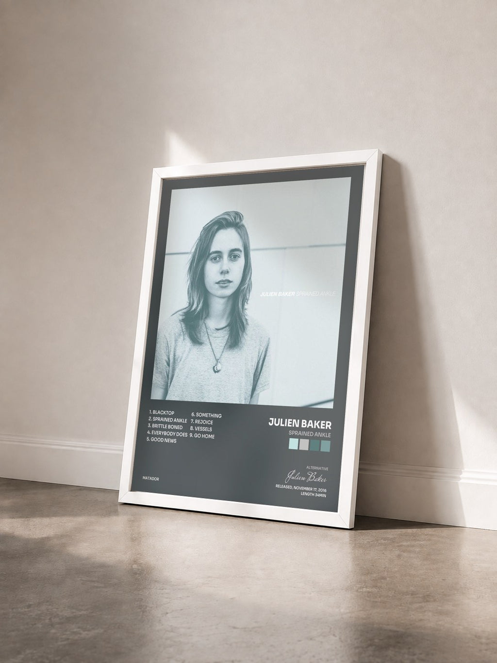 #blanc Tableau de l'album Sprained Ankle de Julien Baker vu de trois quarts, cadre blanc
