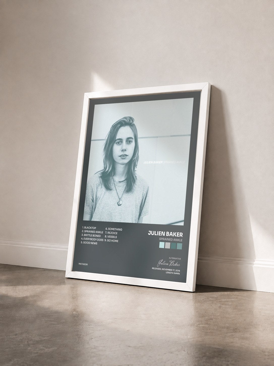 #blanc Tableau de l'album Sprained Ankle de Julien Baker vu de trois quarts, cadre blanc