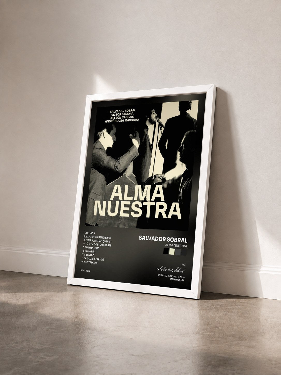 #blanc Tableau de l'album Alma nuestra de Salvador Sobral vu de trois quarts, cadre blanc