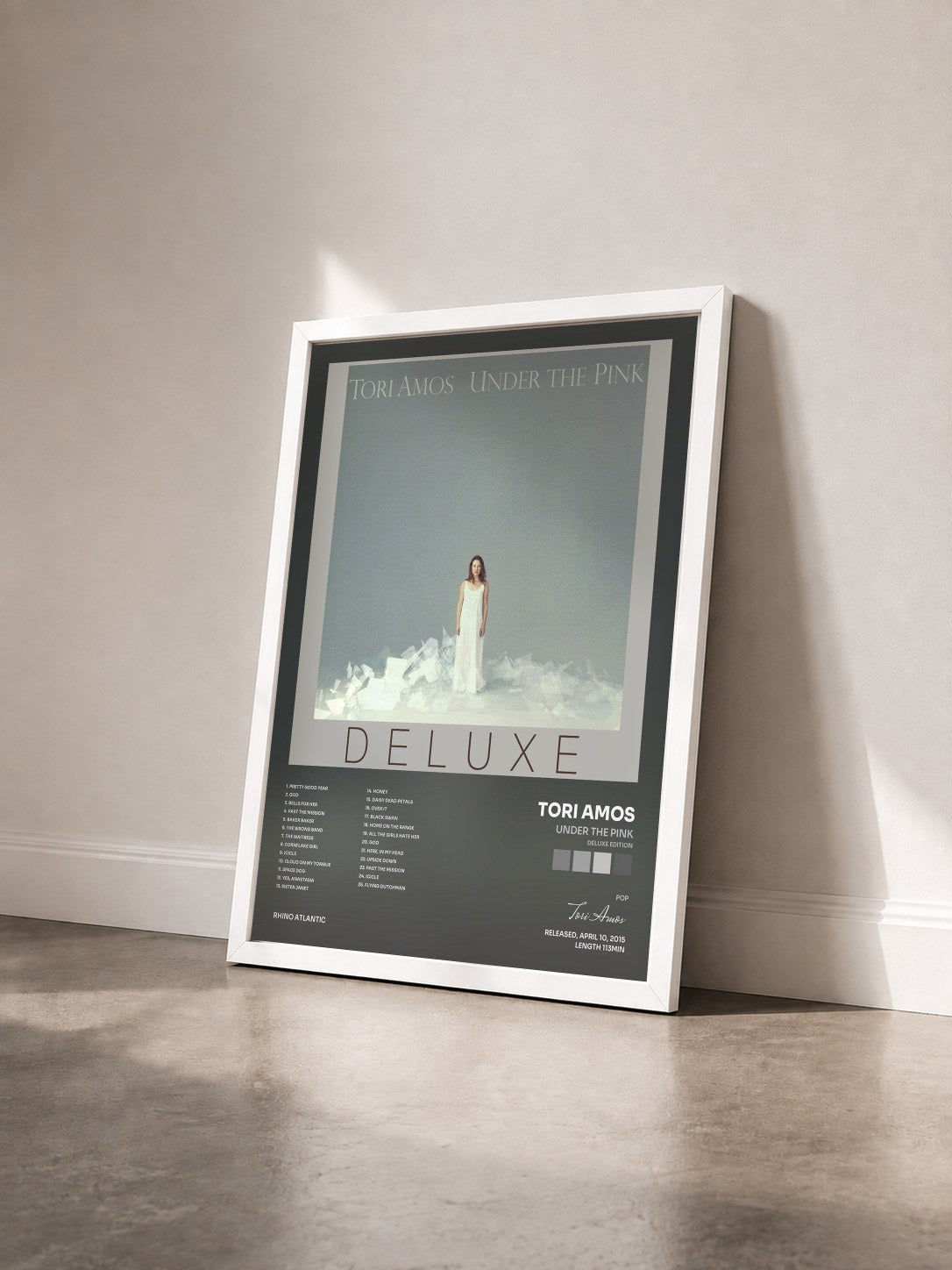 #blanc Tableau de l'album Under the Pink (Deluxe Edition) de Tori Amos vu de trois quarts, cadre blanc
