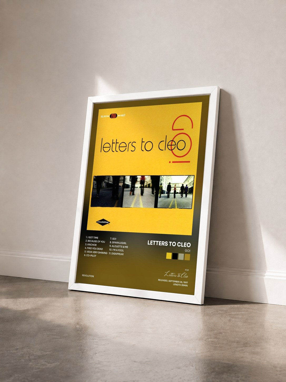 #blanc Tableau de l'album Go! de Letters to Cleo vu de trois quarts, cadre blanc