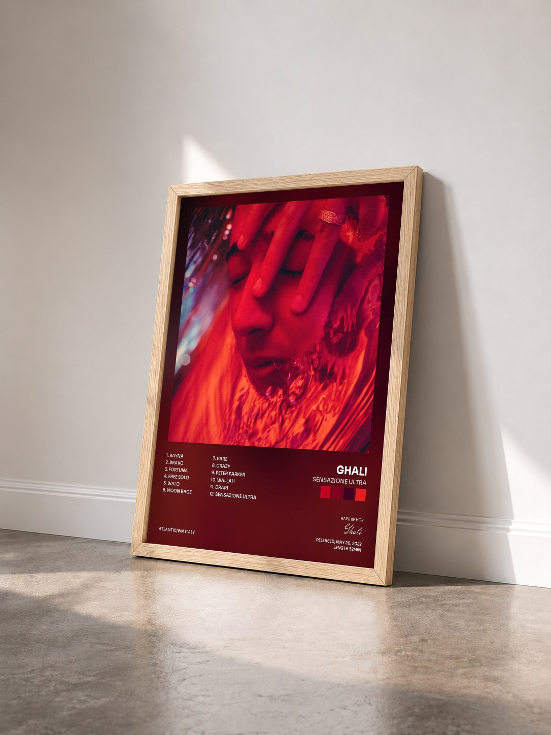 #bois Tableau de l'album Sensazione ultra de Ghali vu de trois quarts, cadre en bois brut