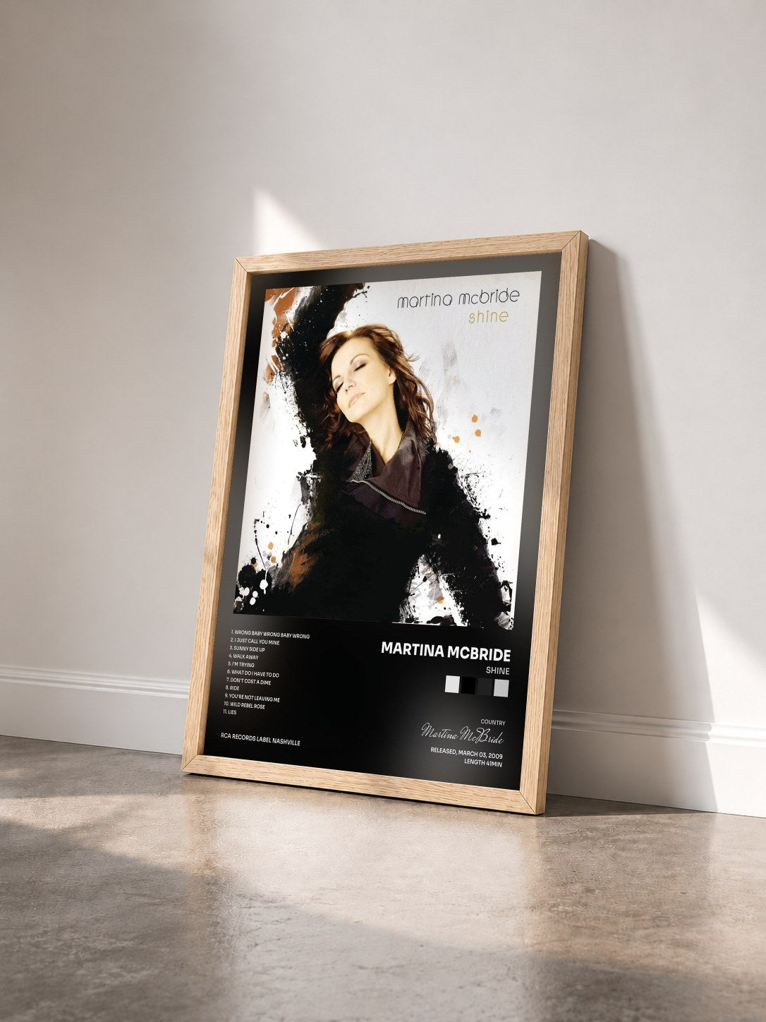 #bois Tableau de l'album Shine de Martina McBride vu de trois quarts, cadre en bois brut