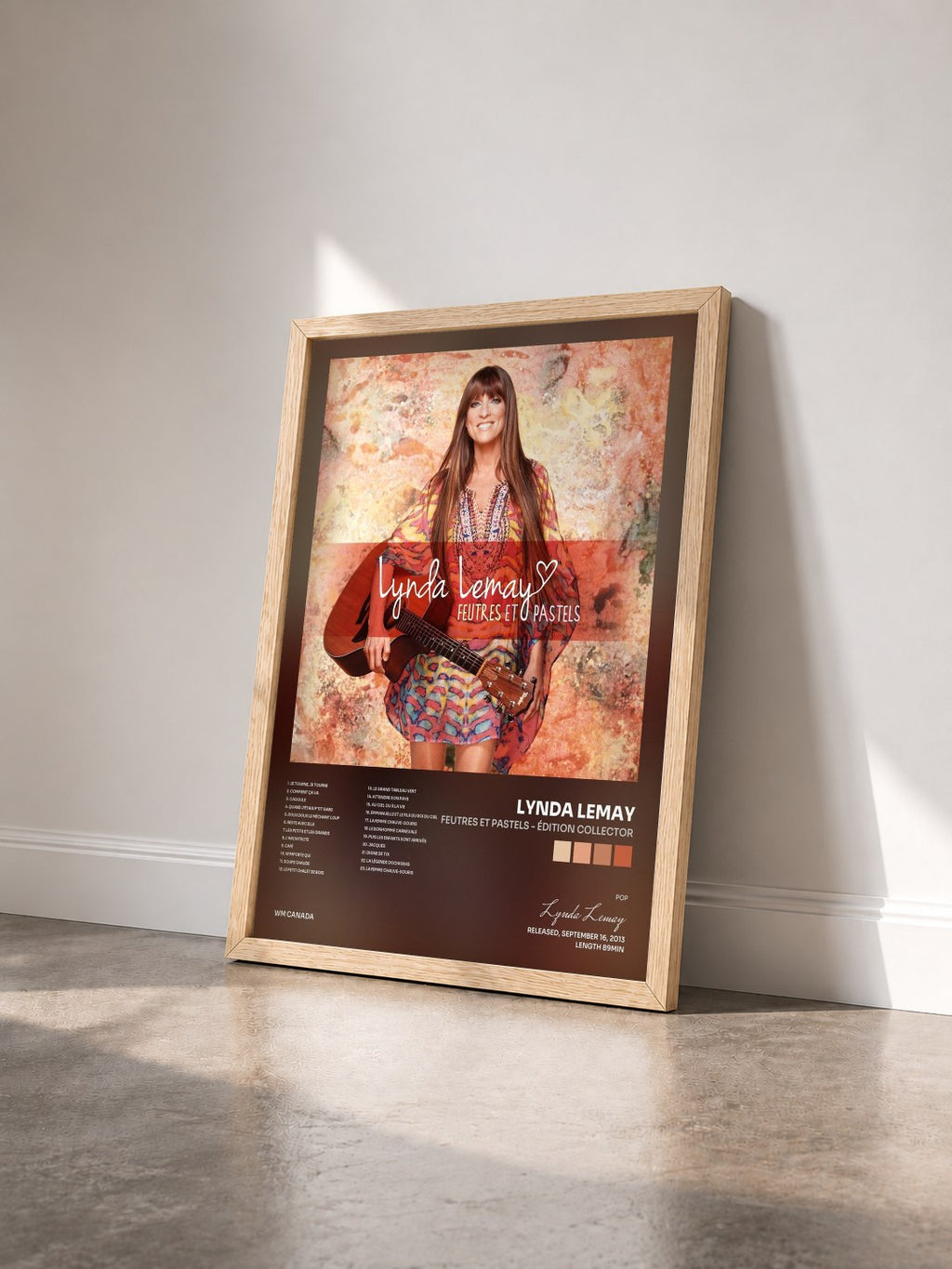 #bois Tableau de l'album Feutres et pastels - Édition collector de Lynda Lemay vu de trois quarts, cadre en bois brut