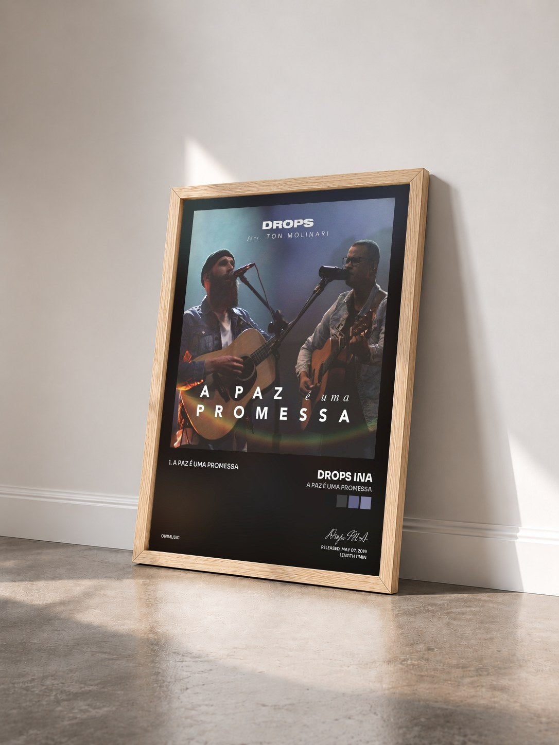 #bois Tableau de l'album A Paz é Uma Promessa de Drops INA vu de trois quarts, cadre en bois brut