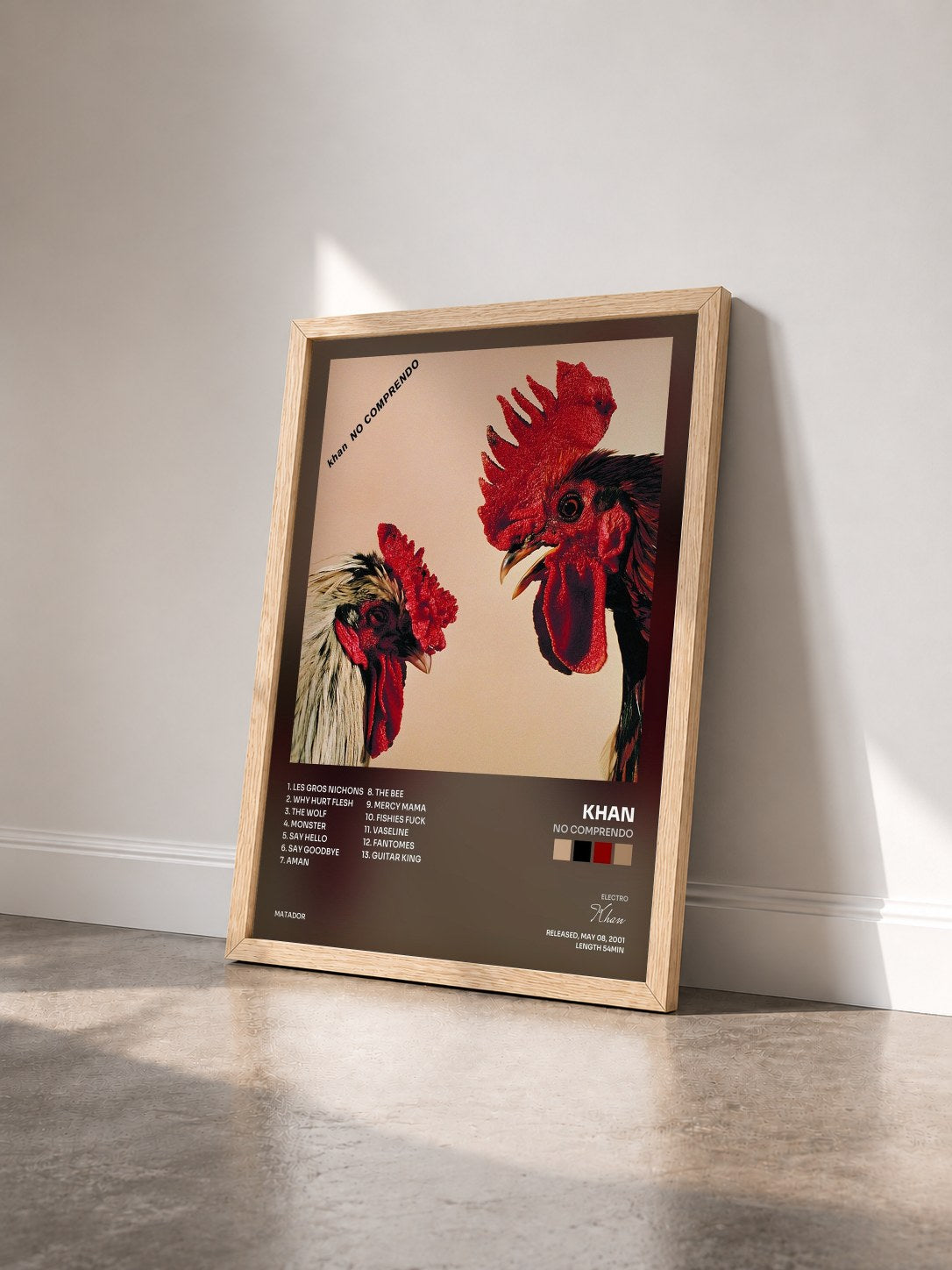 #bois Tableau de l'album No Comprendo de Khan vu de trois quarts, cadre en bois brut