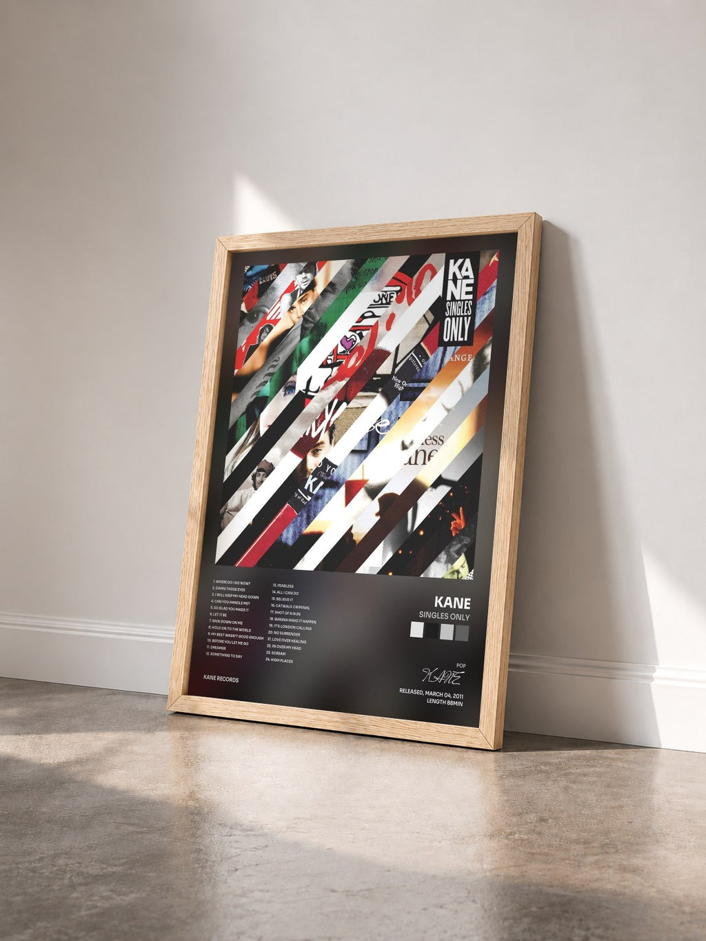 #bois Tableau de l'album Singles Only de KANE vu de trois quarts, cadre en bois brut