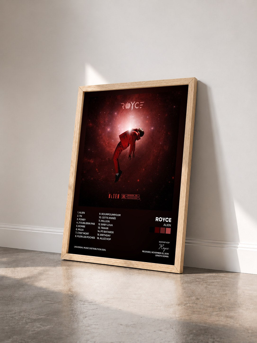 #bois Tableau de l'album Alien de Royce vu de trois quarts, cadre en bois brut