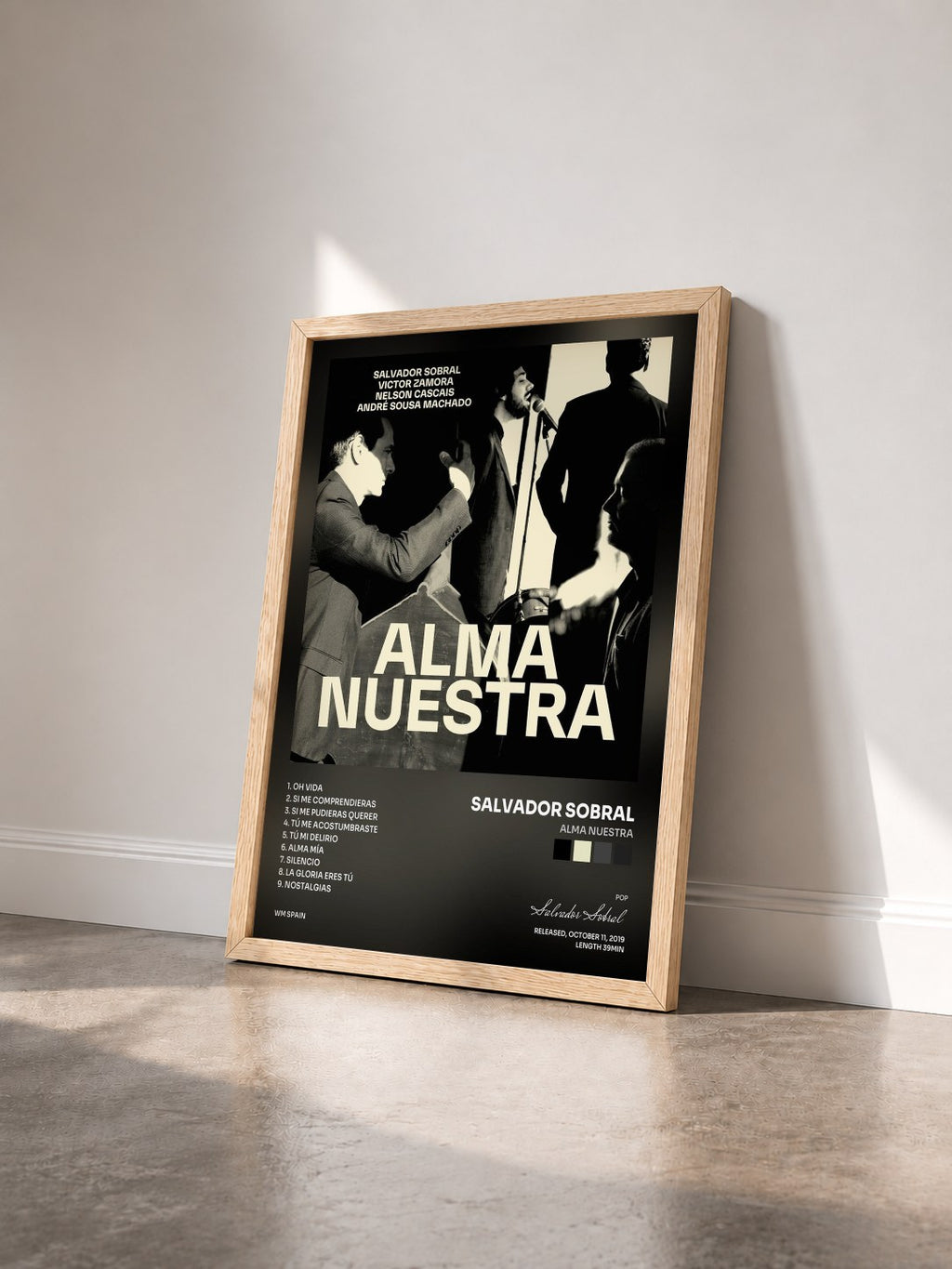 #bois Tableau de l'album Alma nuestra de Salvador Sobral vu de trois quarts, cadre en bois brut