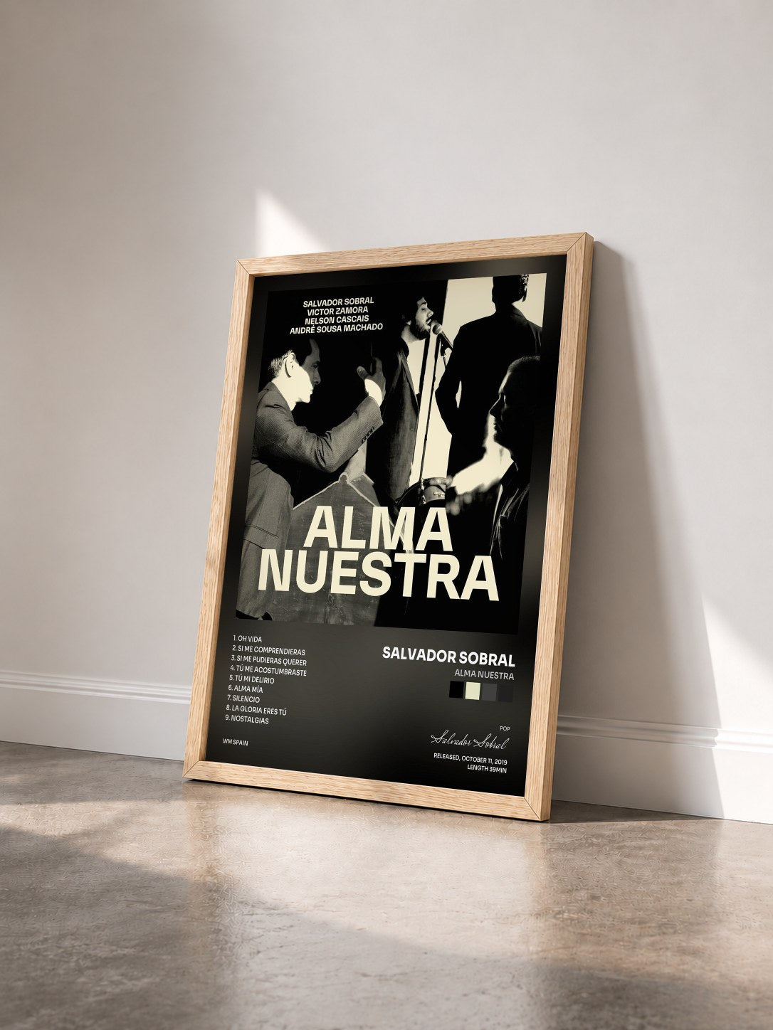 #bois Tableau de l'album Alma nuestra de Salvador Sobral vu de trois quarts, cadre en bois brut