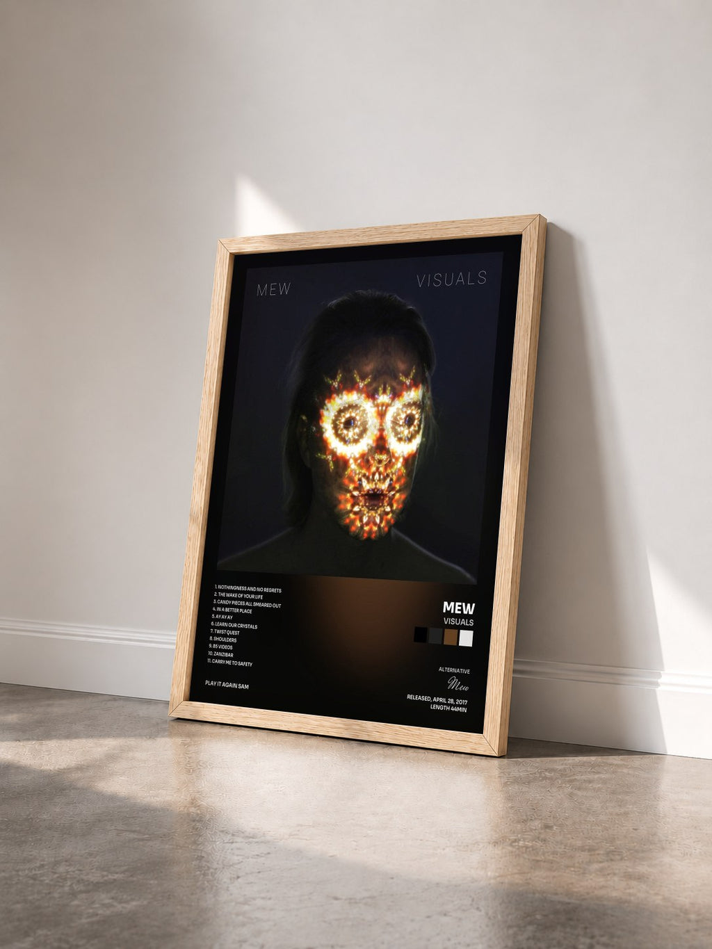 #bois Tableau de l'album Visuals de Mew vu de trois quarts, cadre en bois brut