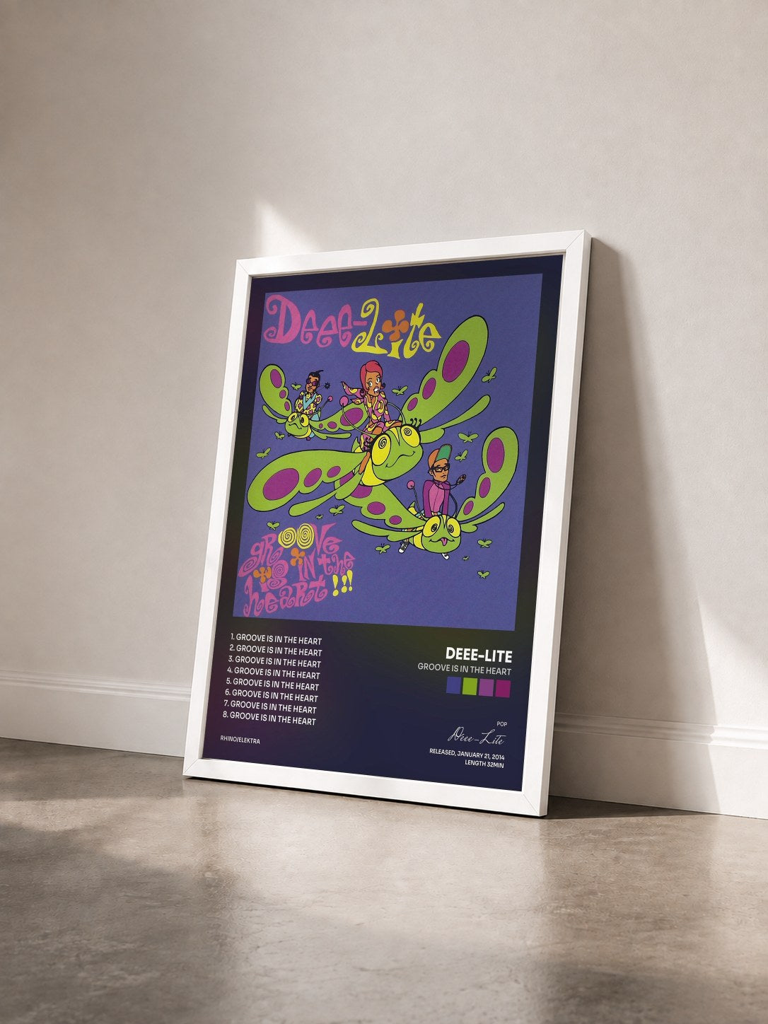 #blanc Tableau de l'album Groove Is in the Heart de Deee-Lite vu de trois quarts, cadre blanc