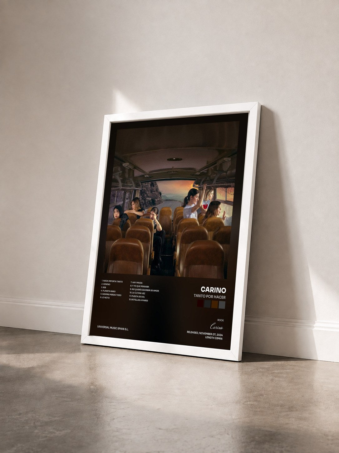 #blanc Tableau de l'album TANTO POR HACER de Carino vu de trois quarts, cadre blanc