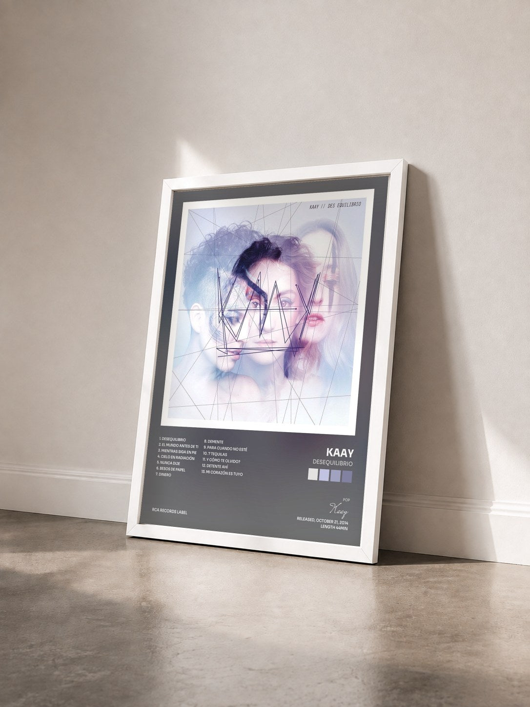 #blanc Tableau de l'album Desequilibrio de Kaay vu de trois quarts, cadre blanc