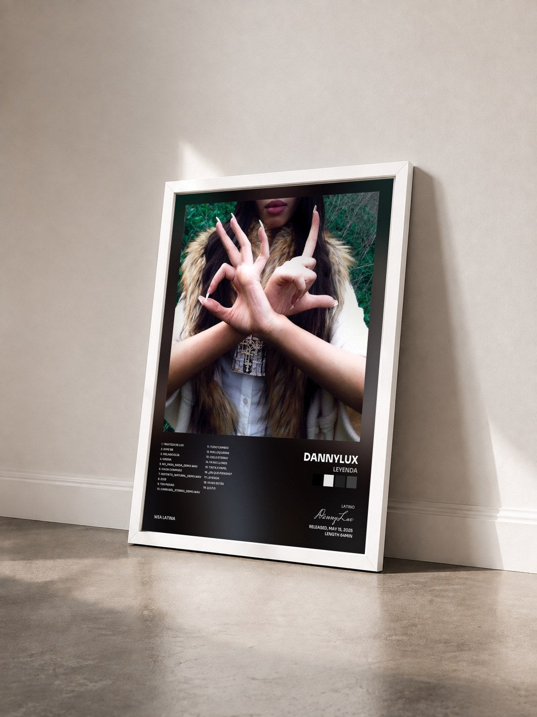 #blanc Tableau de l'album LEYENDA de DannyLux vu de trois quarts, cadre blanc