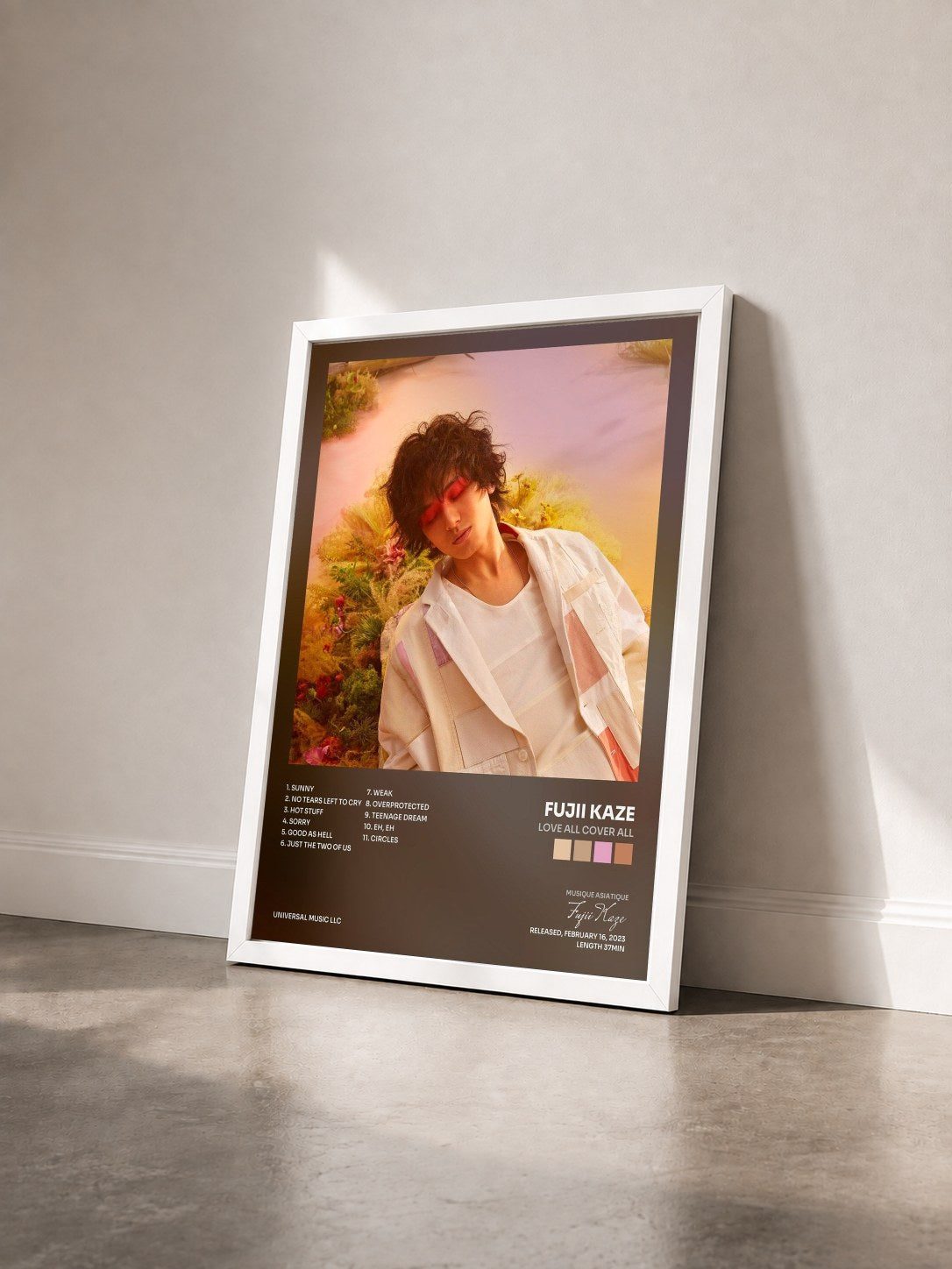 #blanc Tableau de l'album LOVE ALL COVER ALL de Fujii Kaze vu de trois quarts, cadre blanc