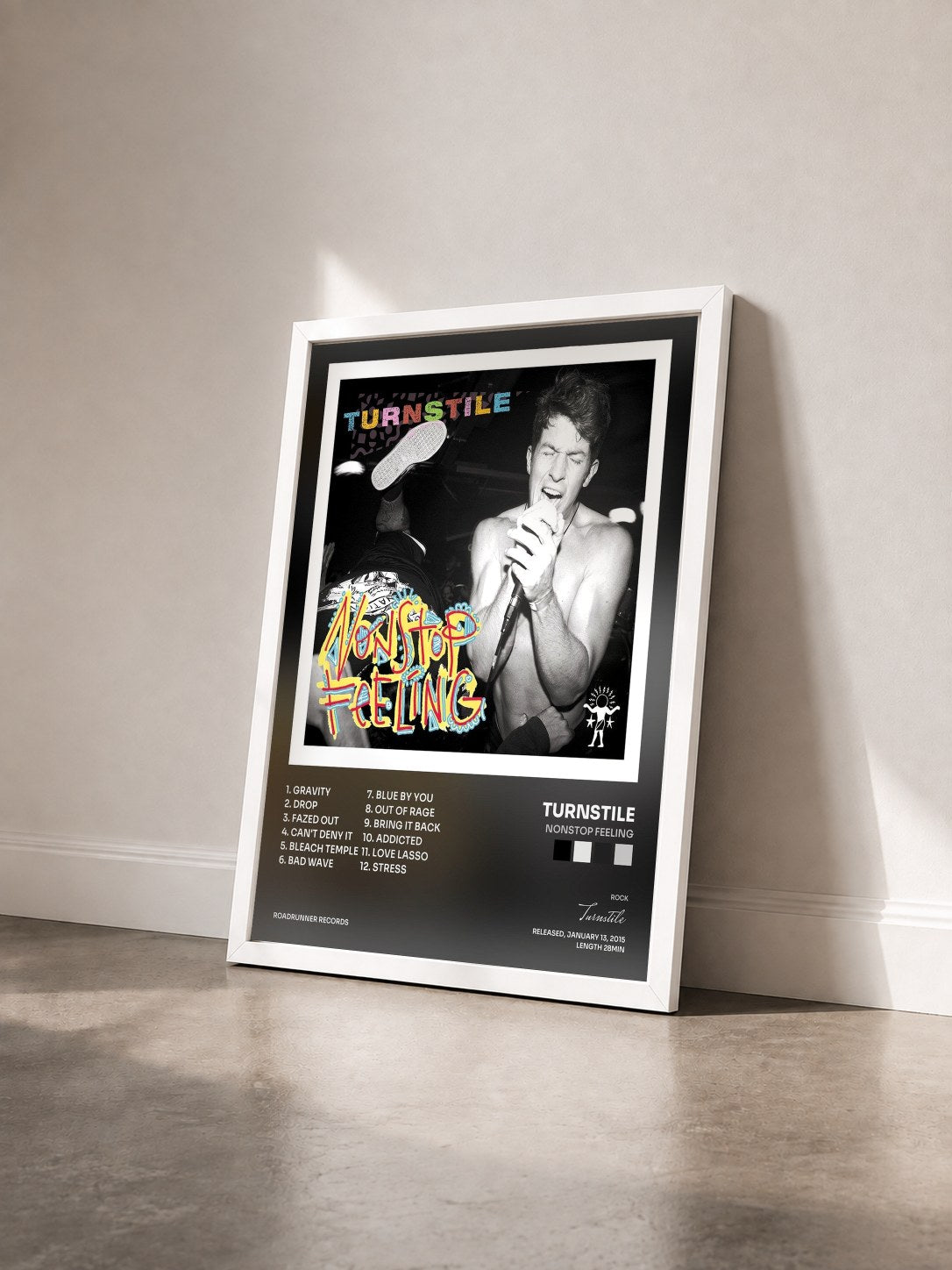 #blanc Tableau de l'album Nonstop Feeling de Turnstile vu de trois quarts, cadre blanc