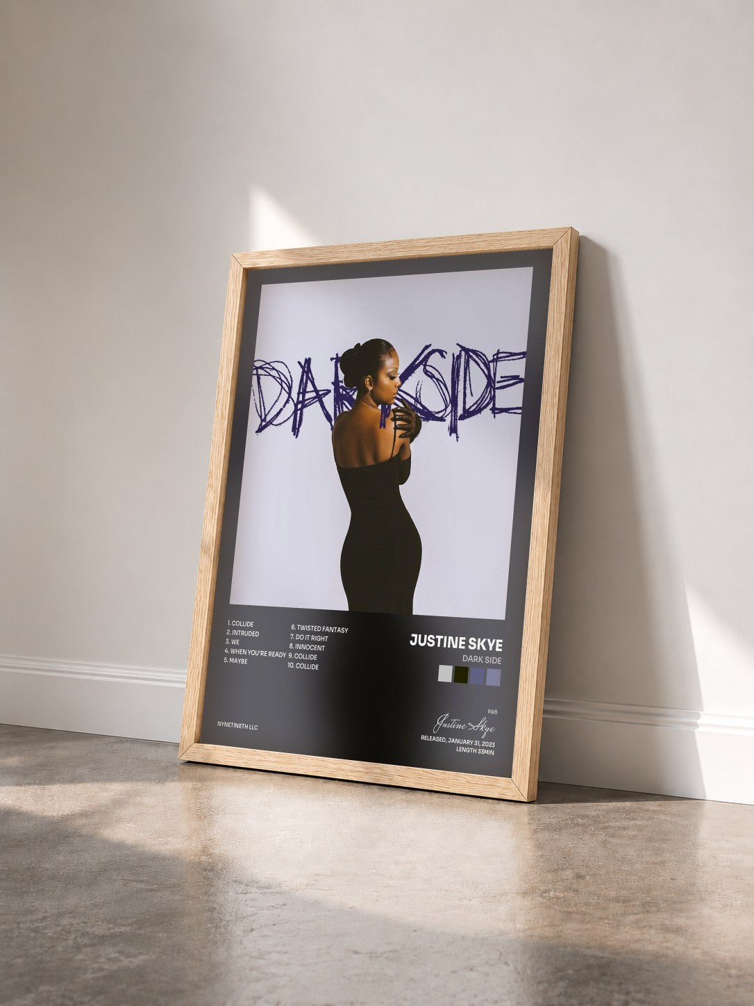#bois Tableau de l'album Dark Side de Justine Skye vu de trois quarts, cadre en bois brut