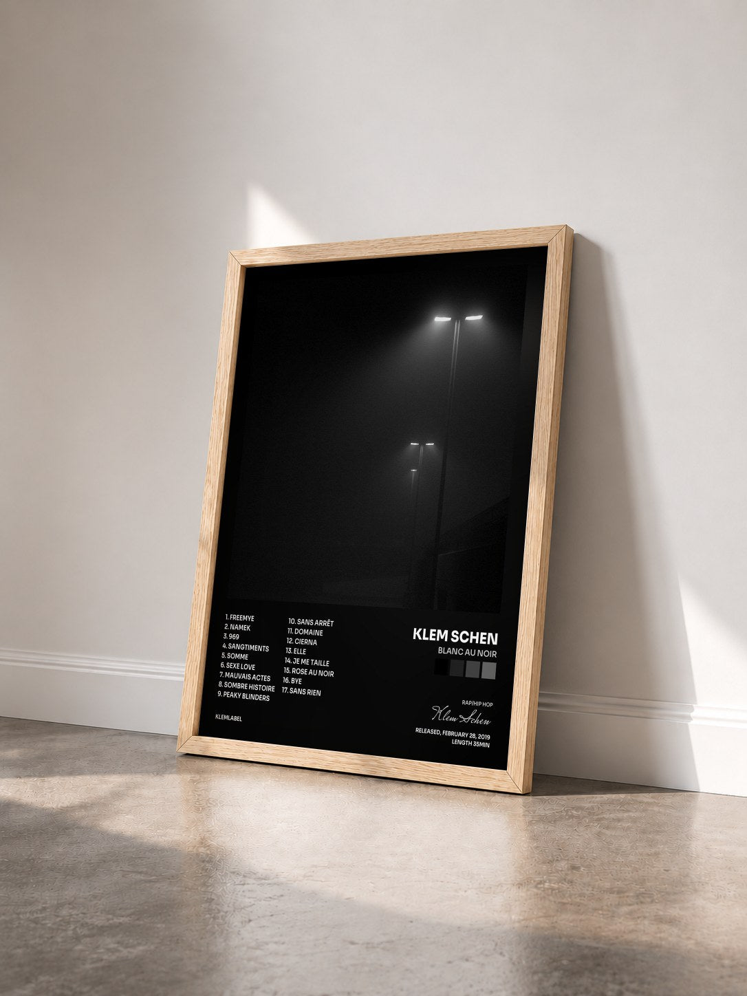 #bois Tableau de l'album Blanc au Noir de Klem Schen vu de trois quarts, cadre en bois brut