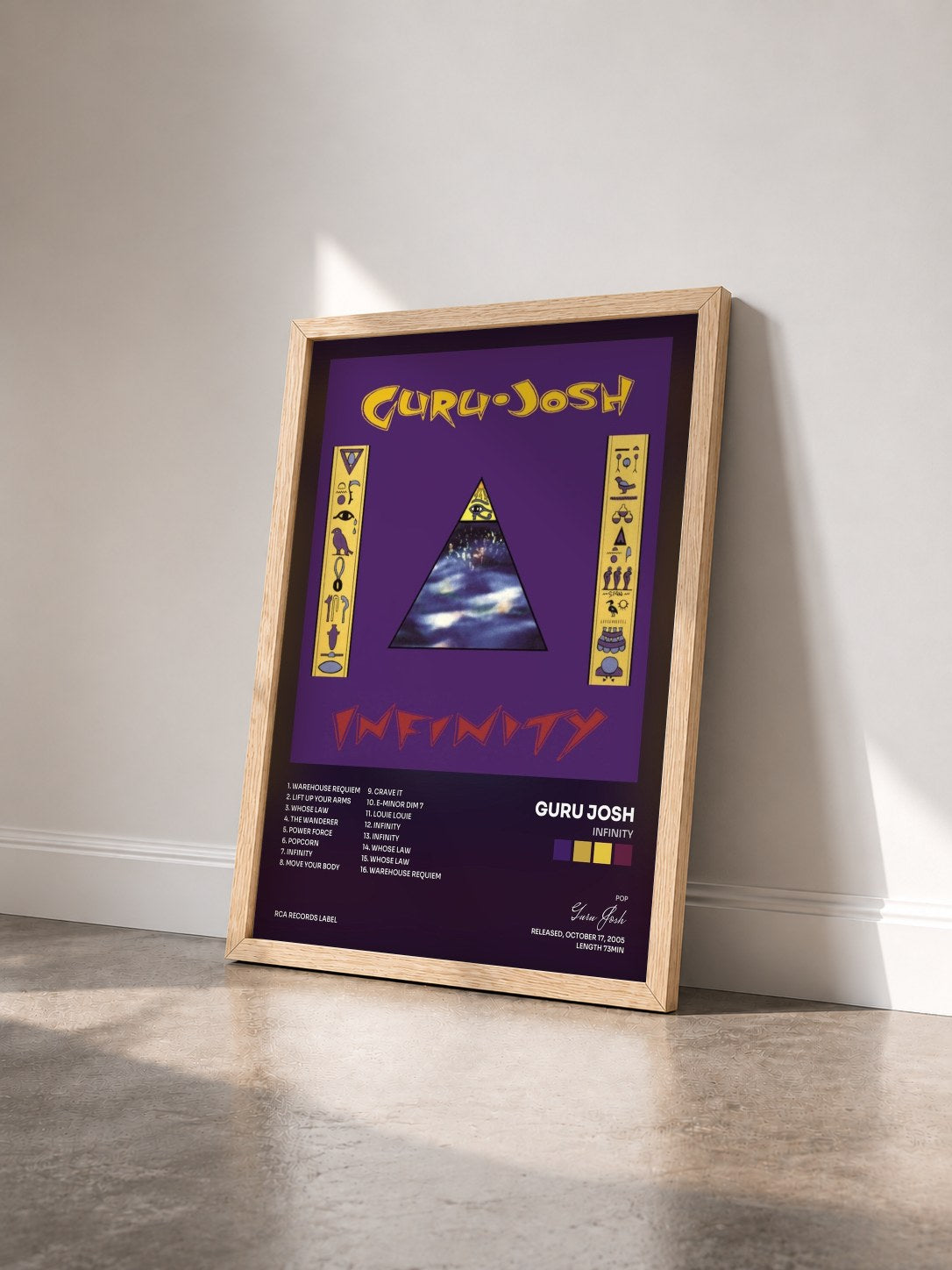 #bois Tableau de l'album Infinity de Guru Josh vu de trois quarts, cadre en bois brut