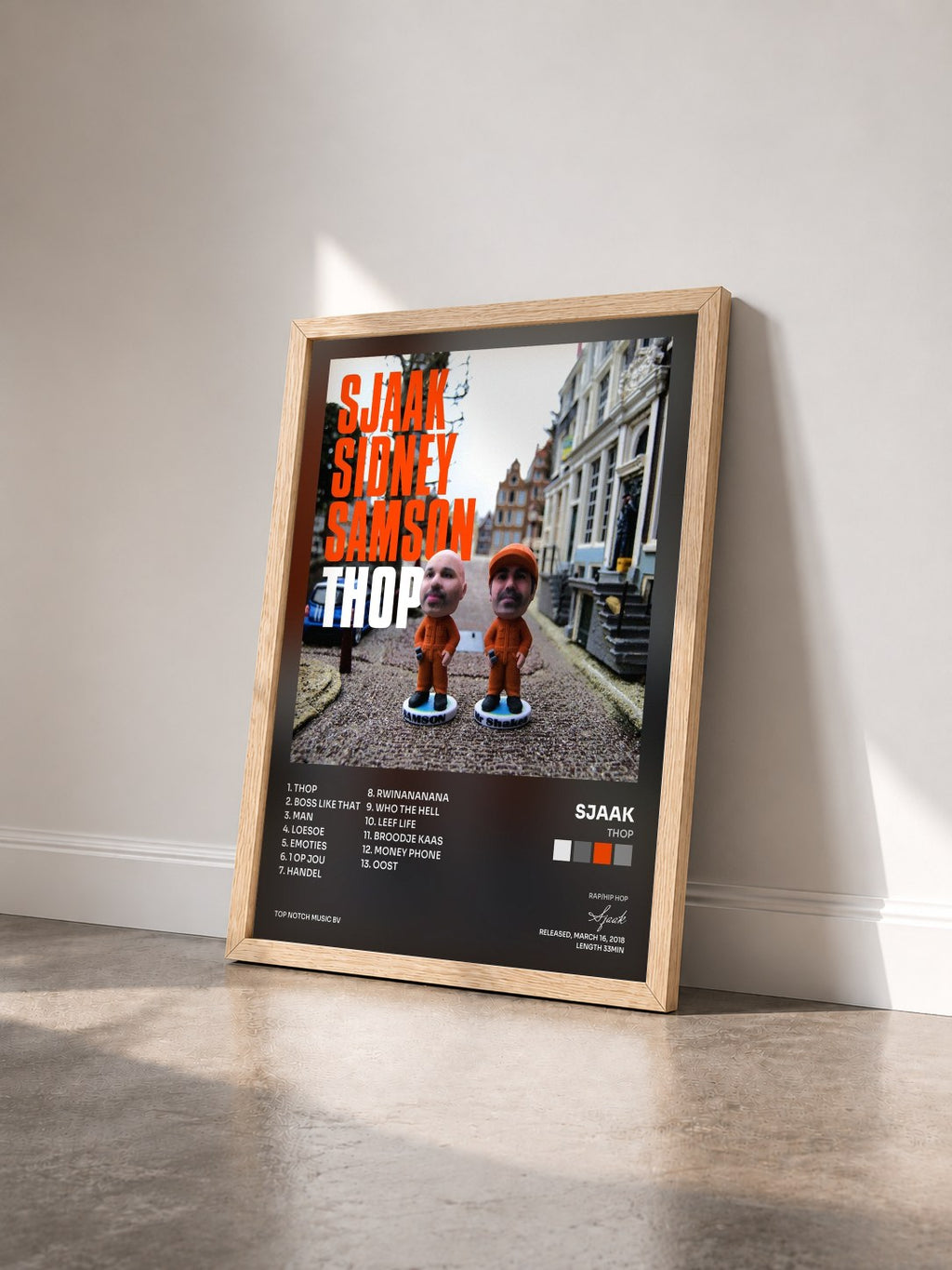 #bois Tableau de l'album THOP de Sjaak vu de trois quarts, cadre en bois brut