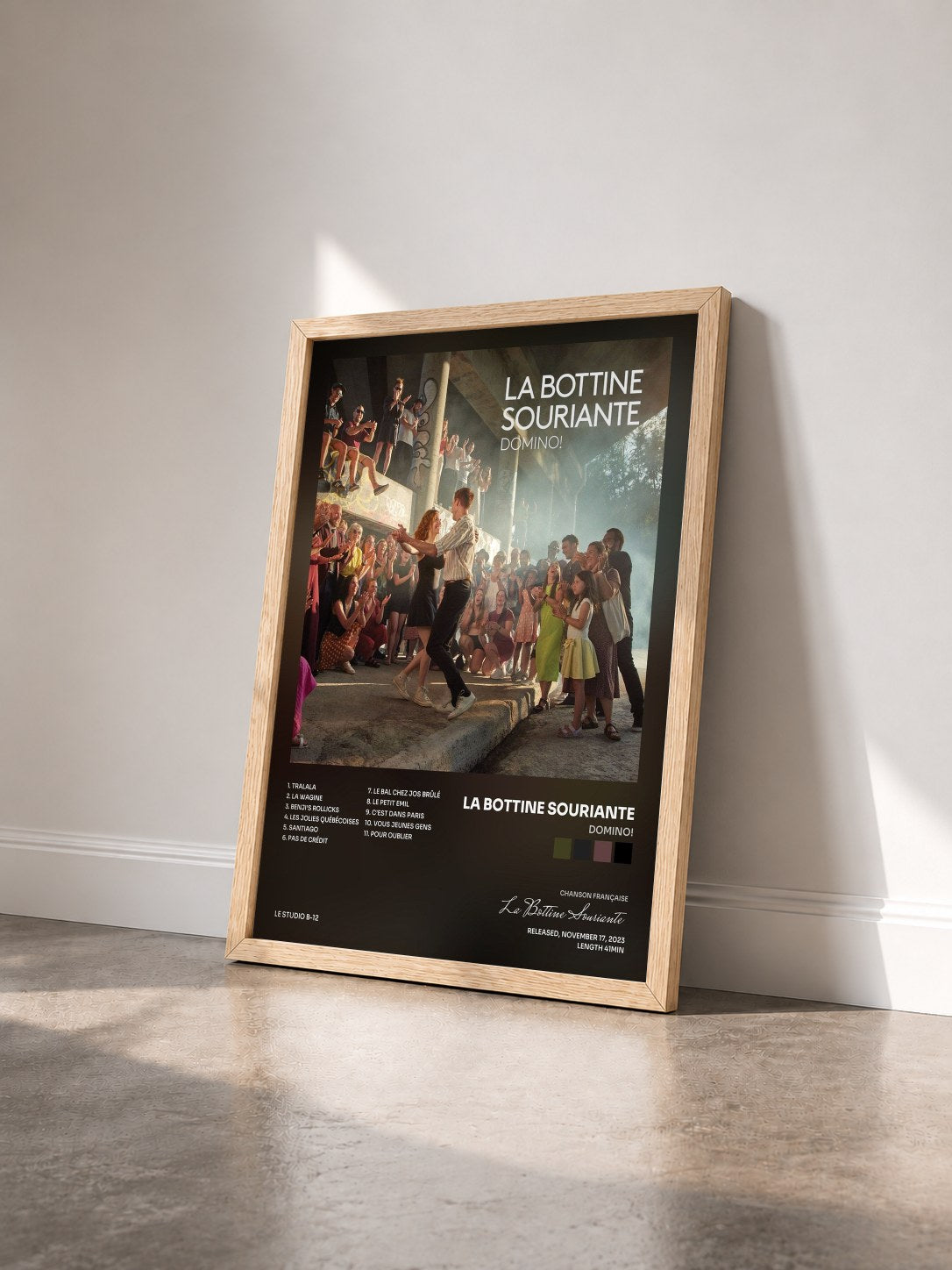 #bois Tableau de l'album Domino! de La Bottine Souriante vu de trois quarts, cadre en bois brut