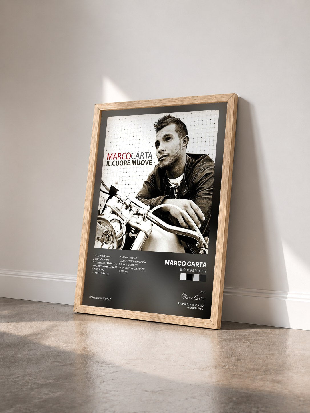 #bois Tableau de l'album Il cuore muove de Marco Carta vu de trois quarts, cadre en bois brut