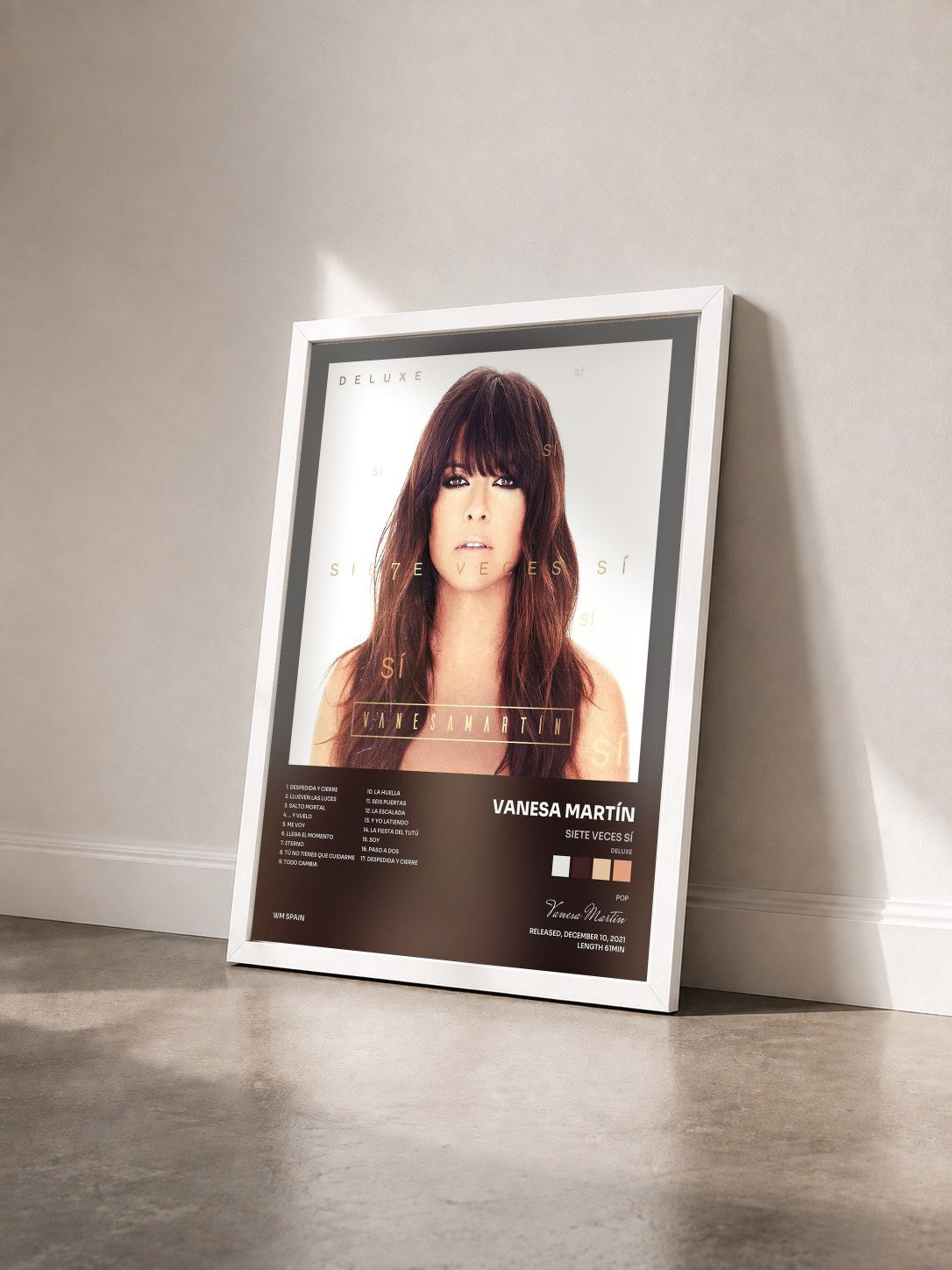 #blanc Tableau de l'album Siete veces sí (Deluxe) de Vanesa Martín vu de trois quarts, cadre blanc