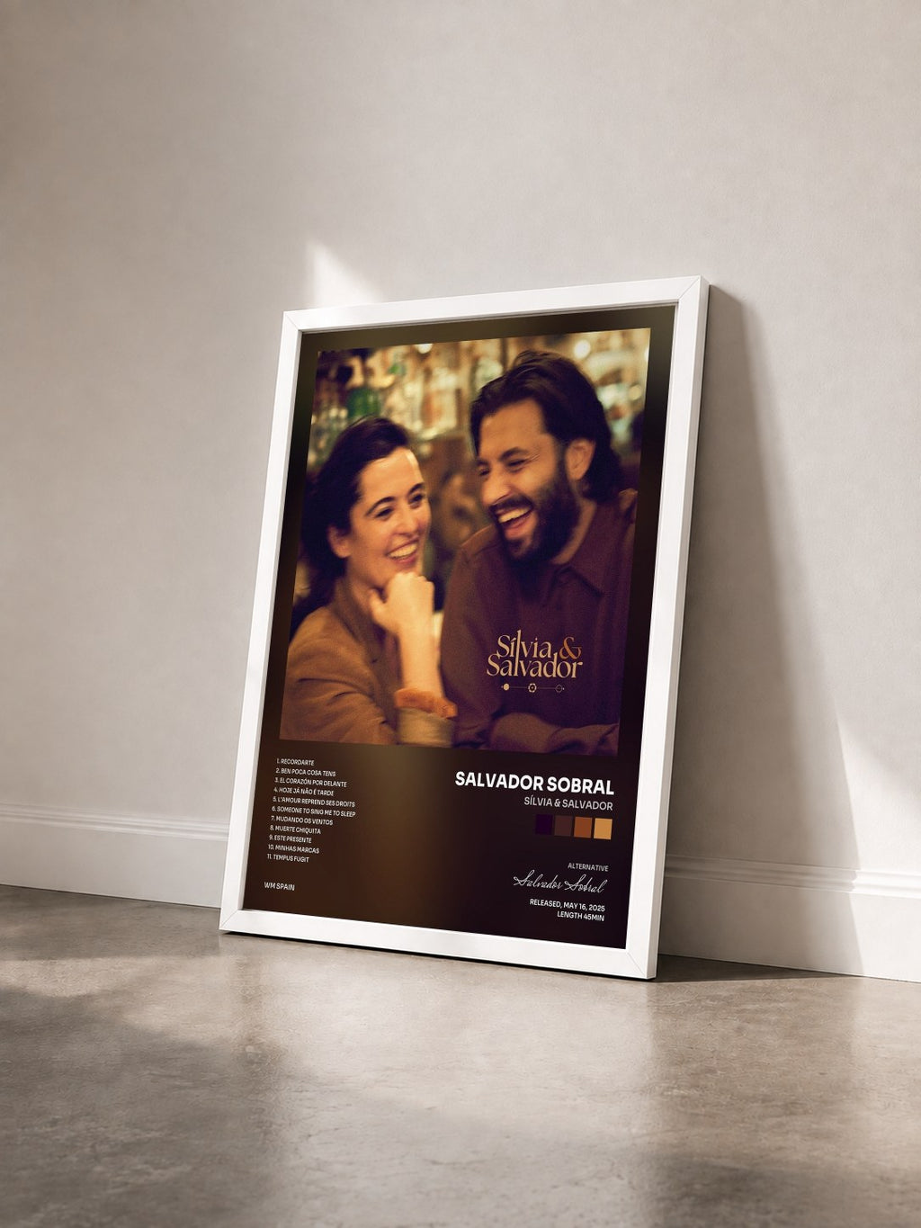 #blanc Tableau de l'album Sílvia & Salvador de Salvador Sobral vu de trois quarts, cadre blanc