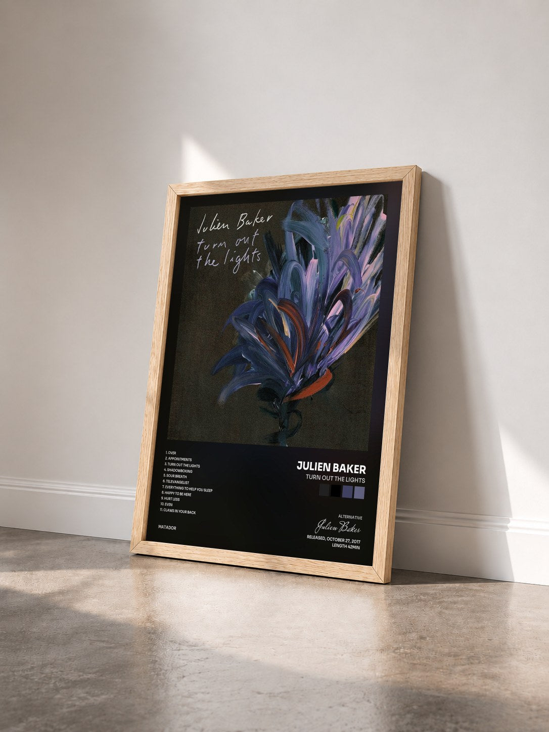 #bois Tableau de l'album Turn Out the Lights de Julien Baker vu de trois quarts, cadre en bois brut