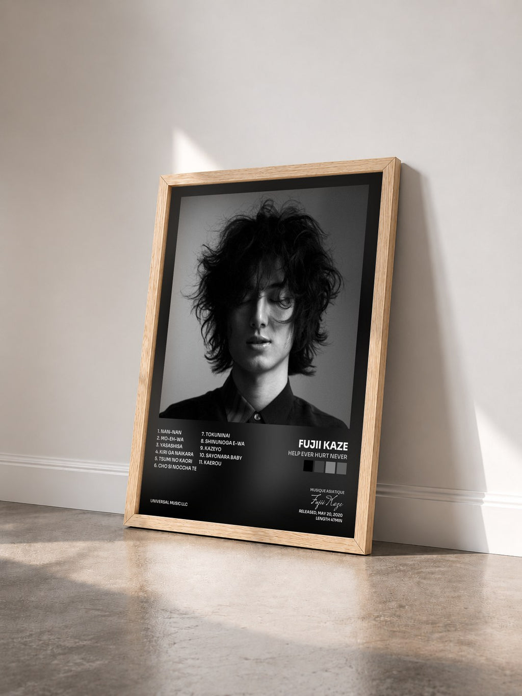 #bois Tableau de l'album HELP EVER HURT NEVER de Fujii Kaze vu de trois quarts, cadre en bois brut