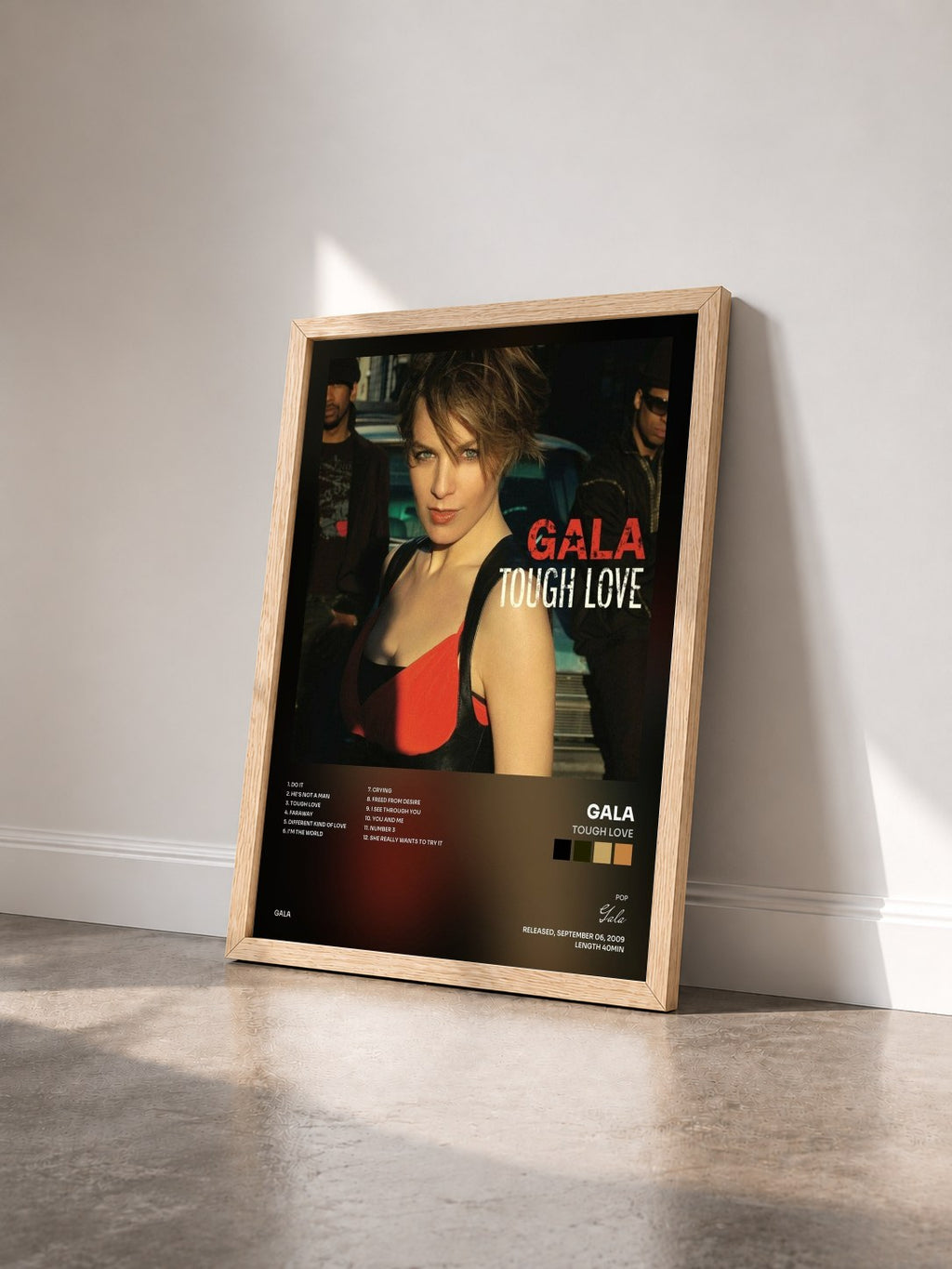 #bois Tableau de l'album Tough Love de Gala vu de trois quarts, cadre en bois brut