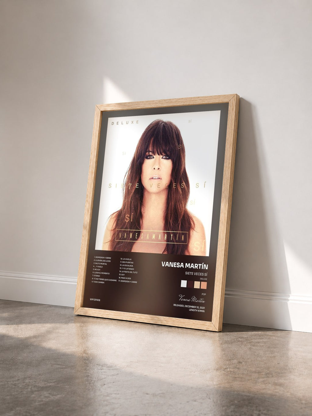 #bois Tableau de l'album Siete veces sí (Deluxe) de Vanesa Martín vu de trois quarts, cadre en bois brut