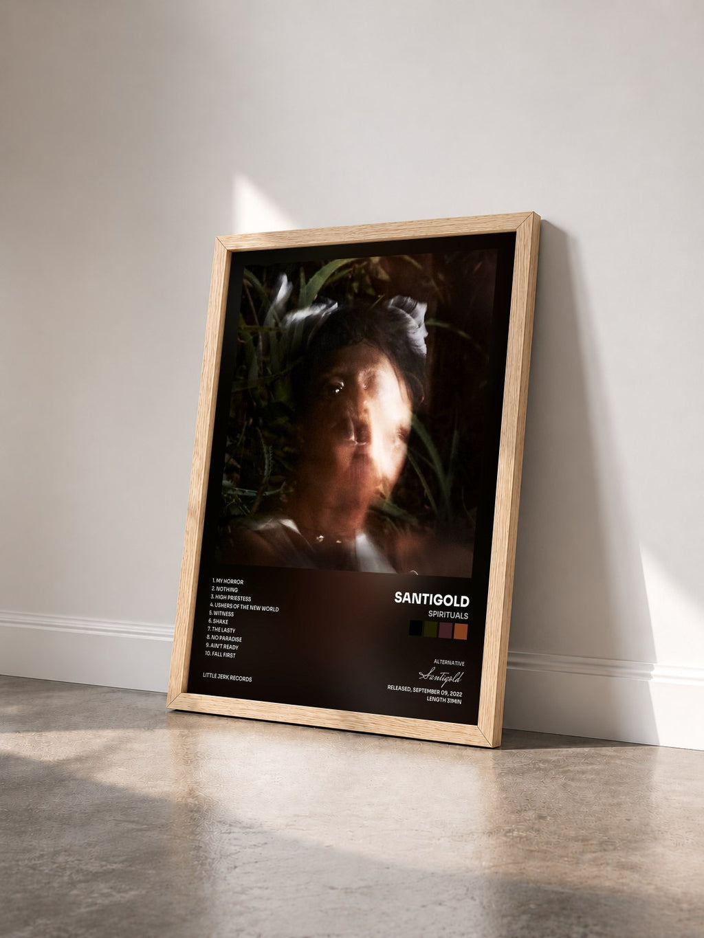 #bois Tableau de l'album Spirituals de Santigold vu de trois quarts, cadre en bois brut