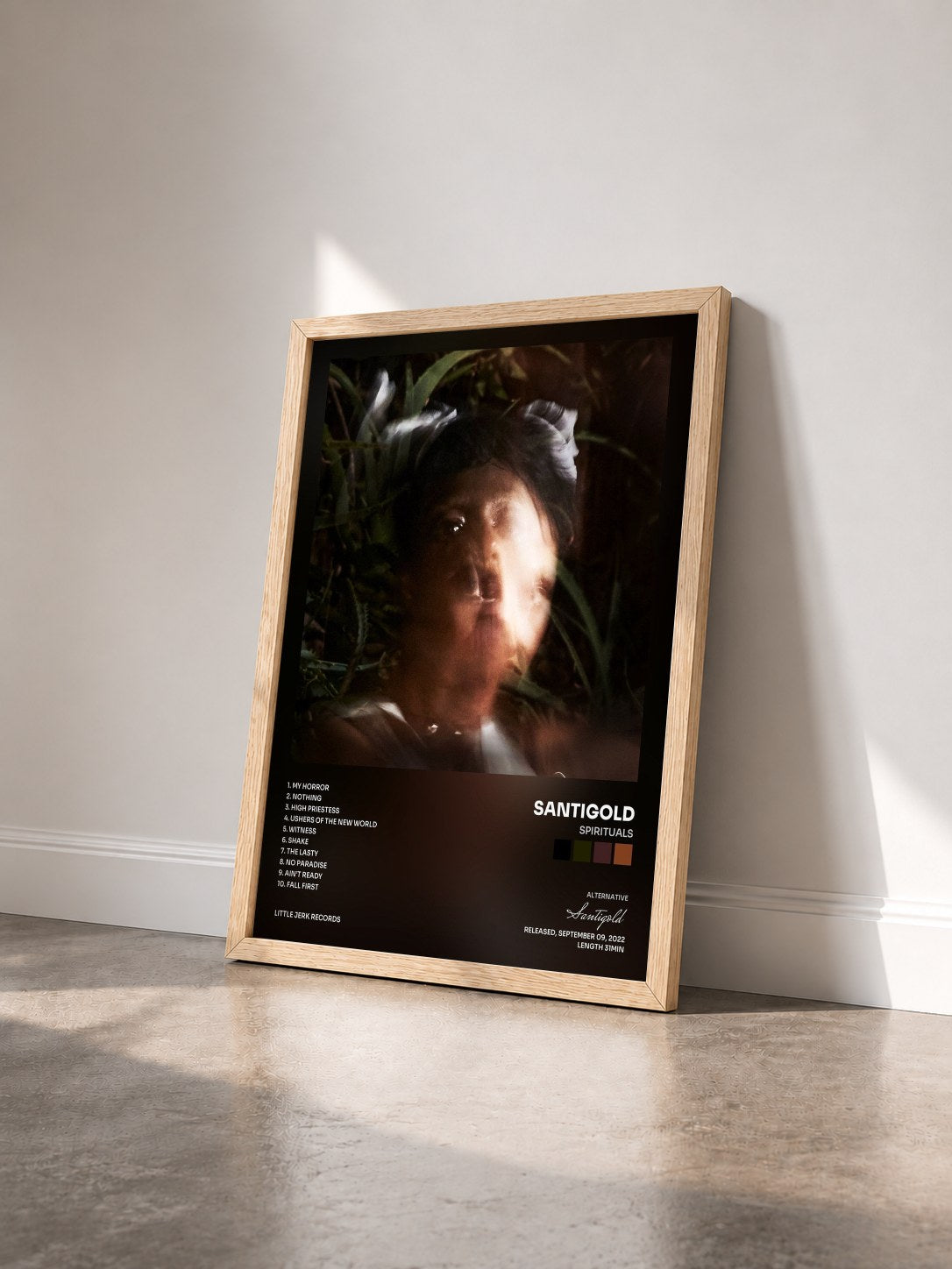 #bois Tableau de l'album Spirituals de Santigold vu de trois quarts, cadre en bois brut