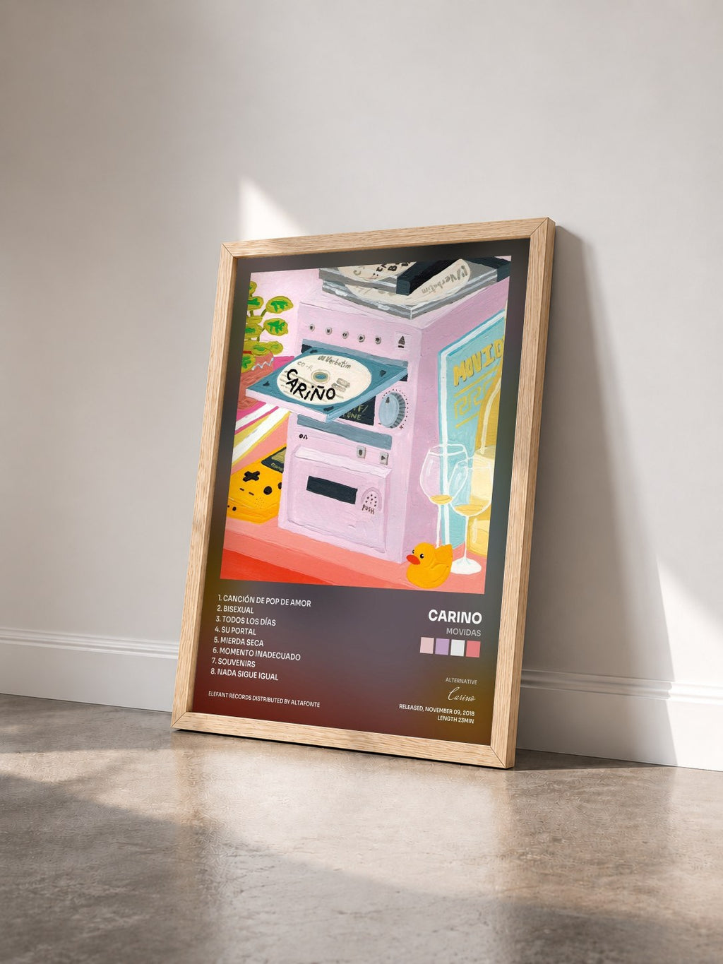 #bois Tableau de l'album Movidas de Carino vu de trois quarts, cadre en bois brut