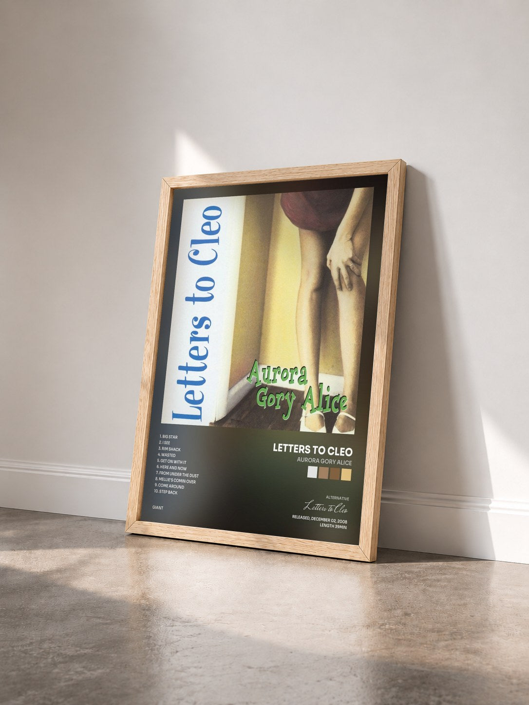 #bois Tableau de l'album Aurora Gory Alice de Letters to Cleo vu de trois quarts, cadre en bois brut