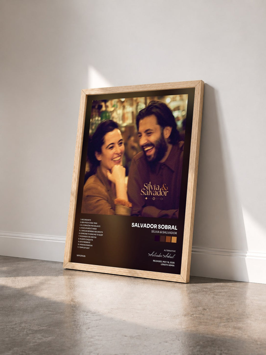 #bois Tableau de l'album Sílvia & Salvador de Salvador Sobral vu de trois quarts, cadre en bois brut