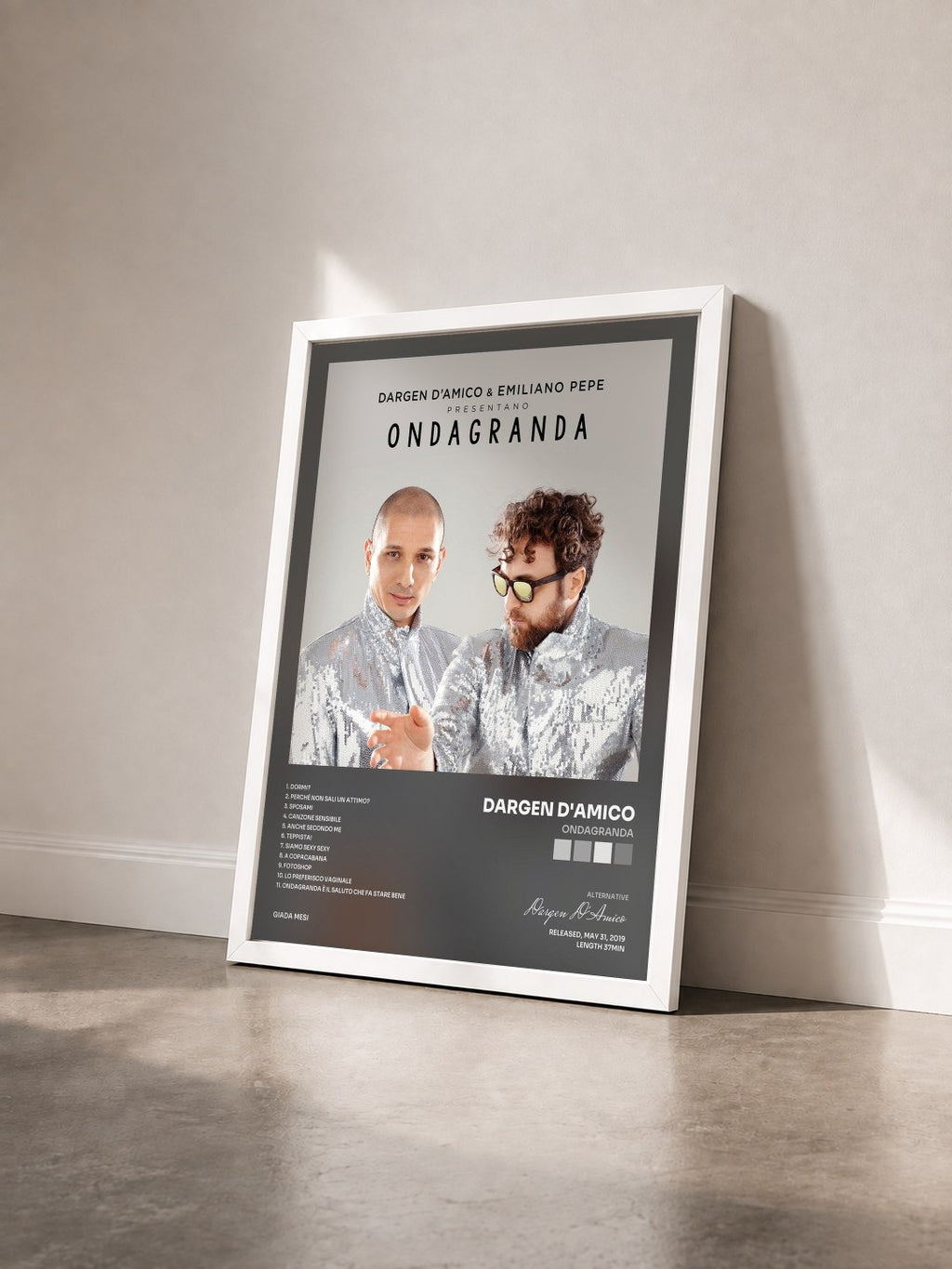 #blanc Tableau de l'album ONDAGRANDA de Dargen D'Amico vu de trois quarts, cadre blanc