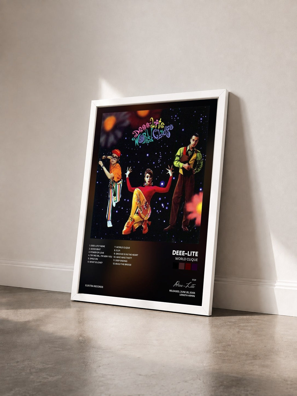 #blanc Tableau de l'album World Clique de Deee-Lite vu de trois quarts, cadre blanc