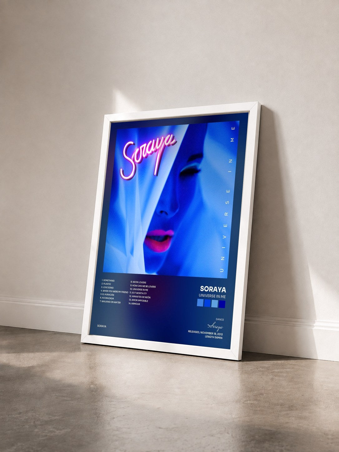 #blanc Tableau de l'album Universe in Me de Soraya vu de trois quarts, cadre blanc