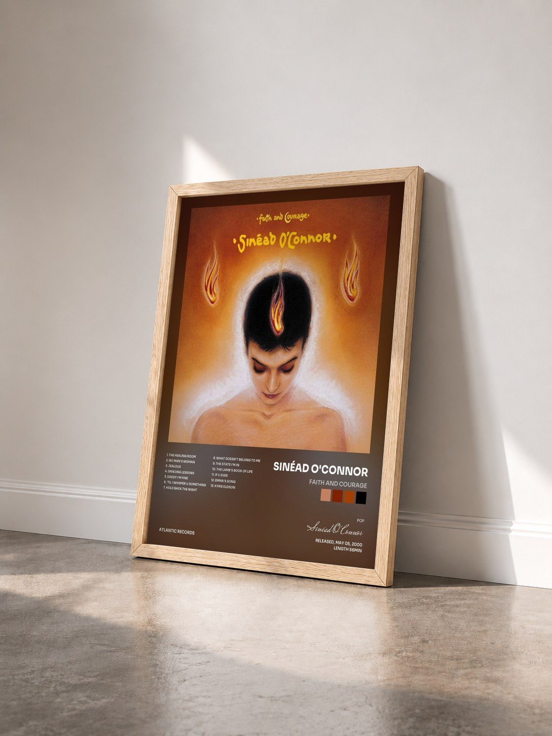 #bois Tableau de l'album Faith and Courage de Sinéad O'Connor vu de trois quarts, cadre en bois brut