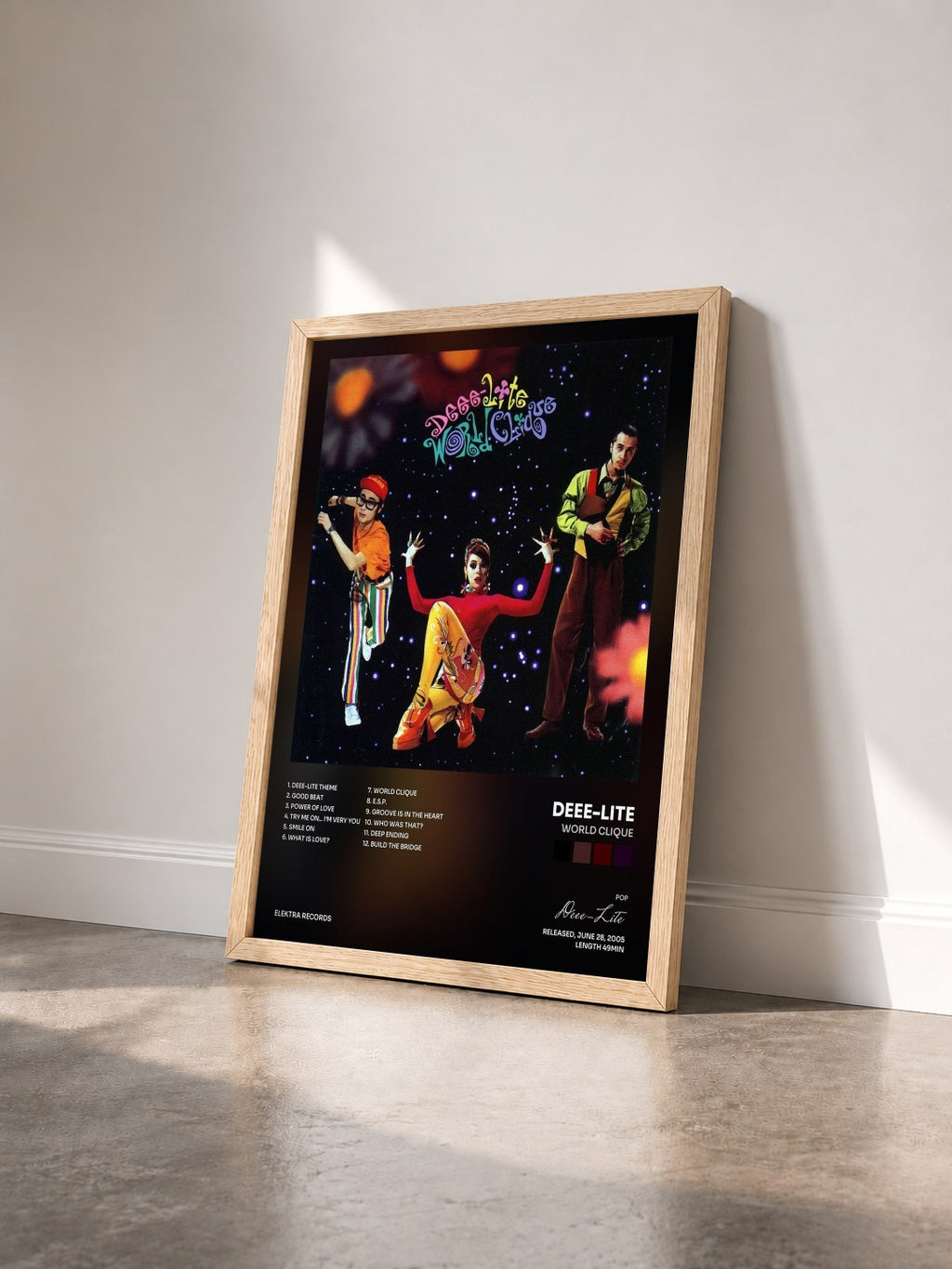 #bois Tableau de l'album World Clique de Deee-Lite vu de trois quarts, cadre en bois brut