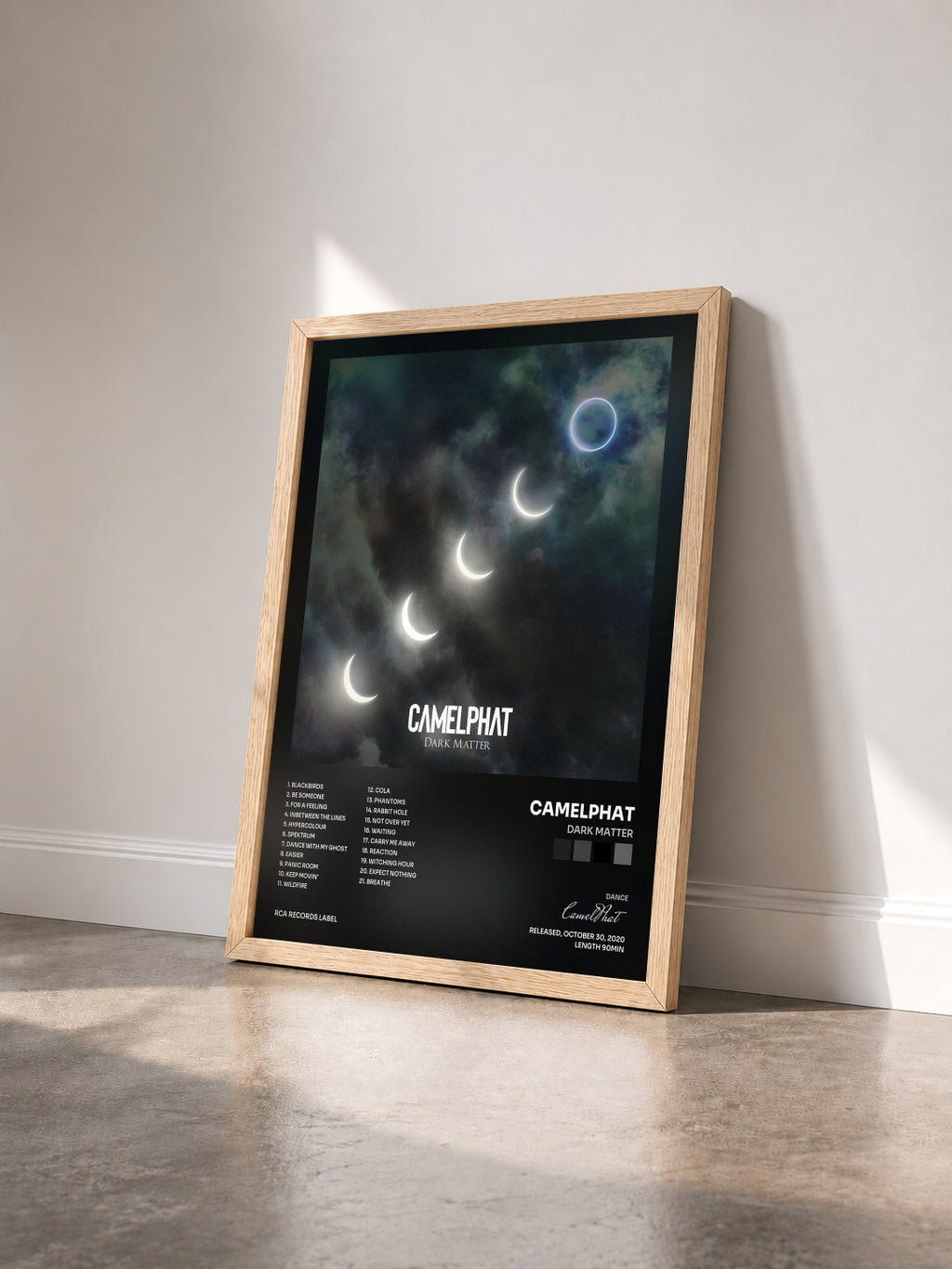 #bois Tableau de l'album Dark Matter de CamelPhat vu de trois quarts, cadre en bois brut